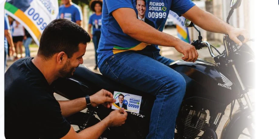 Adesivo pequeno de campanha política entregue em ação de rua